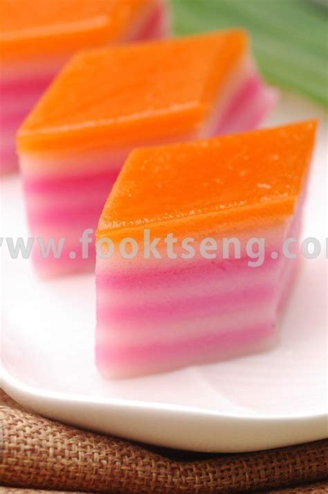 Kue lapis is an indonesian kue, or a traditional snack of steamed colourful layered soft rice flour pudding. Kuih Lapis Nyonya | Makanan, Moci