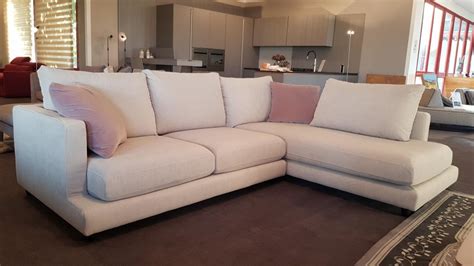 Mondo convenienza ha una vasta gamma di questo tipo di sofà: Divano Chaise-longue Astor Valmori Milano a Milano - Sconto 35%