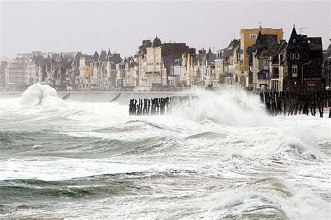 Petit paramé lieu dit le colombier, parame, saint malo, francia. Mareggiata a Saint-Malo - La foto del giorno - Corriere ...