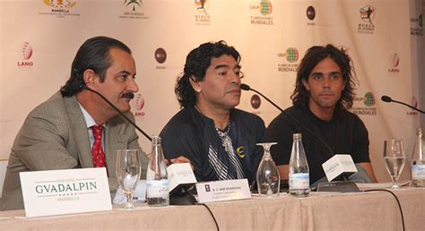 Lro mi yerno millonario : El día que Maradona fue la estrella de un torneo de tenis ...
