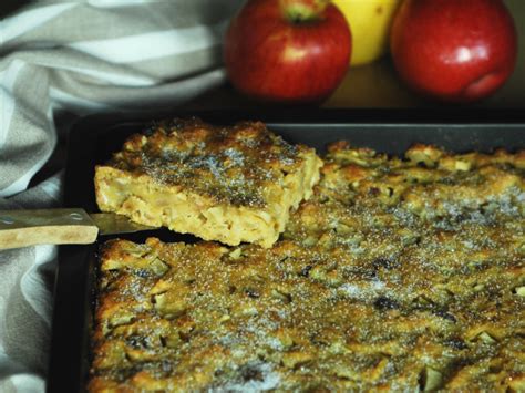 Torta di pane raffermo la ricetta più golosa per riutilizzare gli avanzi ed evitare gli sprechi. Torta putana con mele e uvetta - ricetta vicentina ...
