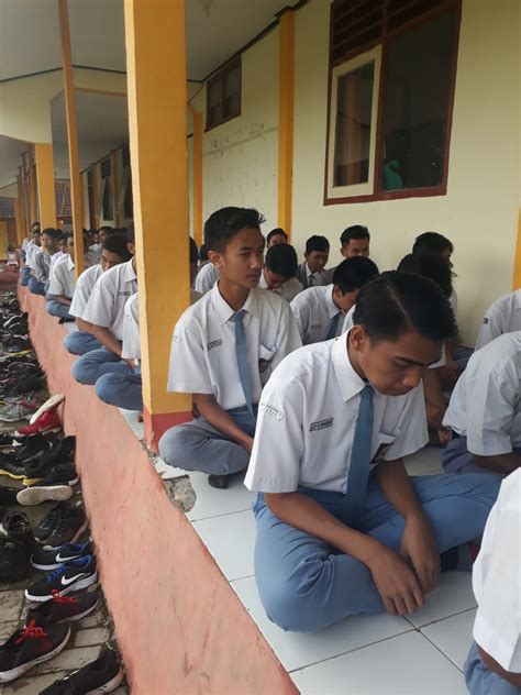 Sebelumnya diberitakan, dwi retno kepala sekolah sman 2 malan di demo muridnya karena dianggap arogansi. Gerakan Literasi di SMAN 1 Jereweh