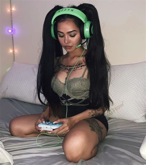 Her birthday, what she did before fame, her family life, fun trivia facts, popularity rankings, and more. FOTOS: Bella Poarch SUPER PACK Hot TikTok (2020)