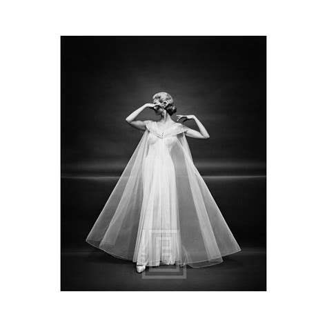 Possibilité de remise en main propre à. Mark Shaw - Vanity Fair Sheer Robe Triangle, Circa 1955 ...