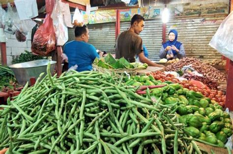 Inilah jual beli dalam ekonomi islam. Contoh Teks Percakapan Antara Penjual dan Pembeli di Pasar ...