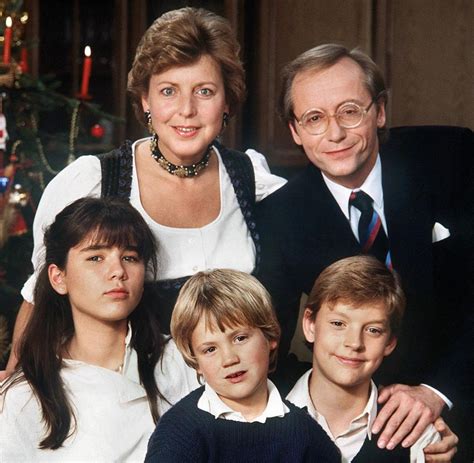 Christian kahrmann spielte von 1985 bis 1993 die rolle des benny beimer in der lindenstrasse. Pubertät: Zehn Gebote für den Umgang mit schwierigen ...