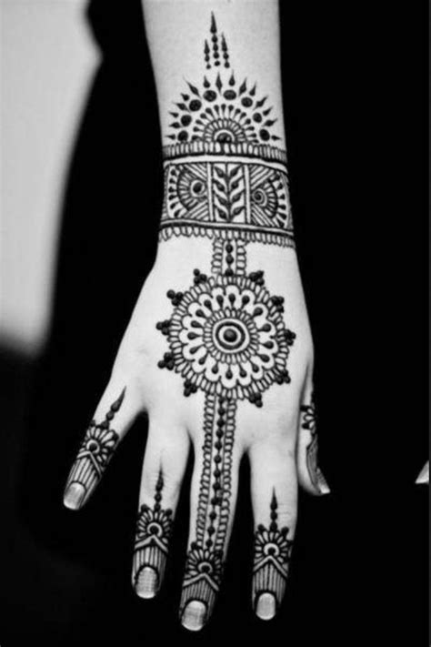 Henna tattoo designs applied by asians during wedding ceremonies, but nowadays a henna tattoo is a type of a tattoo that is usually temporary. Pin von Ana auf N a m a s t e | Henna tattoo selber machen ...