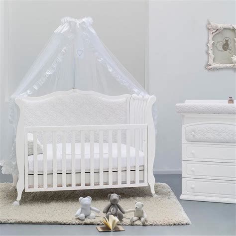 Eine wickelkommode ist meist größer und massiver als ein wickeltisch und hat schubfächer und/oder schranktüren. Babybett Rinascimento - umbaubar zum Sofa | Babybett, Baby ...