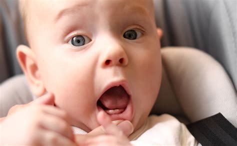 Pierwsze zęby u niemowlaka, czyli kiedy dziecko ząbkuje? Odpowiadamy!