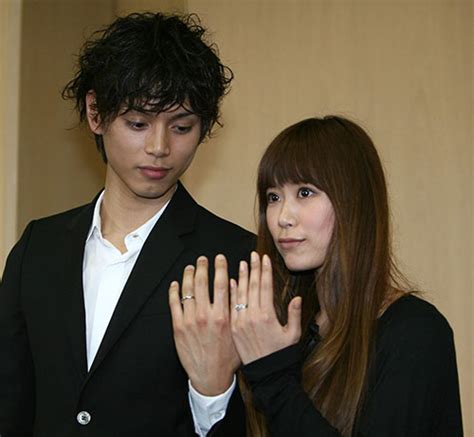 水嶋ヒロさんは絢香さんとの結婚後、一冊の小説を出版しています。 本のタイトルは『kagerou』 齋藤智裕というペンネームで執筆されています。 この本が第5回ポプラ社小説大賞を受賞。 後にこの本の作者が水嶋ヒロさんだと. 09年4月、結婚会見で指輪を見せる水嶋ヒロと絢香 ― スポニチ ...