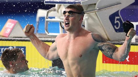 Birbirine aşık ve masanın üzerine kafalarını dayayıp el ele tutuşan rosromantik bir genco çift ve onların çevresindeki kızlı. Adam Peaty améliore son propre record du monde - Sport.fr