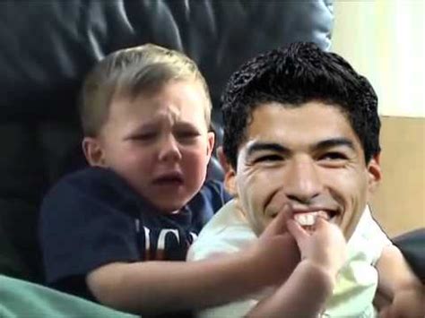Now promoting gerber finger foods. Hilarische 'Charlie bit my finger' met Suarez · #GOALS