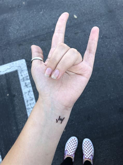 You can see how hard i'm focusing, but i still think it's pretty cute! "I love you" in sign language | Sign language tattoo ...