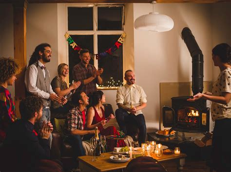 Spätestens wenn beim bleigießen bei mir wieder nur sensen herauskommen, wäre ich sowieso lieber zu hause geblieben. Silvesterspiele: Die 5 besten Partyspiele für Zuhause ...