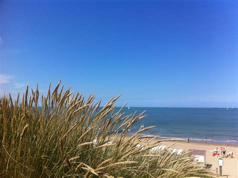 Ostende ne se réduit pas à sa plage de sable, son front de mer moderne et ses promenades sur la digue face à la mer du nord. Plage naturiste de Breden en Belgique