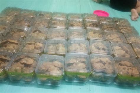 Saya sebenarnya tidak tahu pun, biskut disediakan sendiri di rumah kami apabila melihat banyak biskut balang yang dilhidang di atas meja ketika sampai di rumah. Resepi Biskut Chocolate Chip Viral, Ala-Ala Famous Amos!