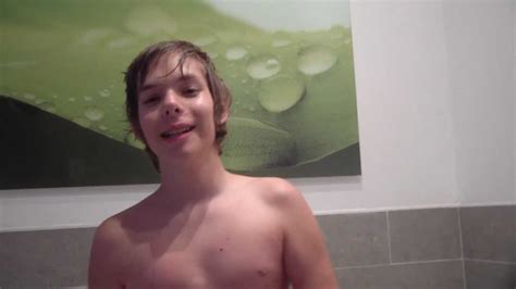 Nach einem fick in doggystyle kommt auch noch sein kumpel hinzu und die beiden machen mit der nackte oma einen dreier. 1.Mutprobe: Eiskalte Badewanne - YouTube