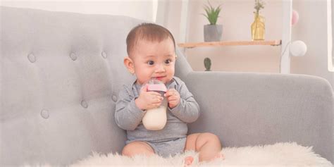Jika pada usia 6 bulan ini anda masih menggunakan kain gendongan. Perkembangan Bayi 5 Bulan: Sudah Bisa Duduk dan Melihat ...