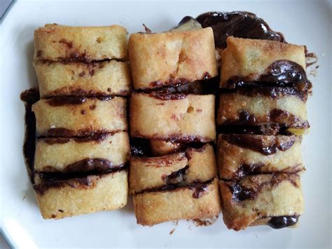 Masukkan tepung terigu, vanili, tepung maizena, susu bubuk, dan keju parut. Cara Membuat Pisang Coklat Leleh Lumer dan Lezat