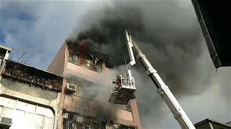 大湖 路竹 岡山 橋頭 楠梓 新左營 左營(舊城) 內惟 美術館 鼓山 三塊厝 高雄 民族 科工館 正義 鳳山 後庄 九曲堂. 快訊／高雄5層樓透天厝大火 2大人3小孩受困搶救中 | 社會 | 三立新聞網 SETN.COM