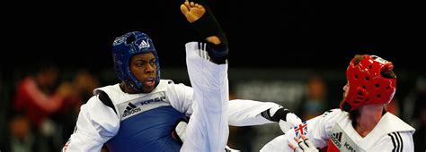 Terminó la competencia de peso super ligero en el taekwondo olímpico varonil de tokyo 2020 con la final entre el tunecino mohamed khalil jendoubi y el italiano vito dell'aquila, siendo el italiano quien ganara el oro por marcador de tokyo 2020: Taekwondo en los Juegos Olímpicos | EL PAÍS