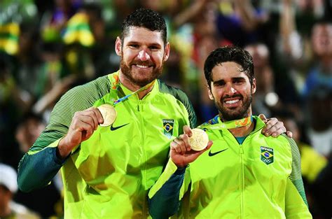 Papel de parede de vôlei bruninho volei esporte. Alison e Bruno conquistam ouro para o Brasil no vôlei de ...