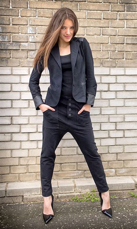 She was born in 1990s, in millennials generation. Sara Sandeva fotka