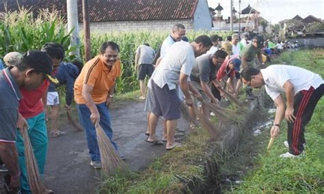 Menurutnya, beliau yang melawat rumah mangsa ribut bersimpati dengan nasib menimpa penduduk terutama dalam tempoh sukar berikutan rakyat dihimpit. Bentuk Bentuk Kerja Bakti Di Lingkungan Rumah - Kumpulan ...