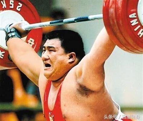 Look up in linguee suggest as a translation of 舉重 健身肌肉男與職業舉重運動員，兩者肌肉的差距有多大？ - 每日頭條