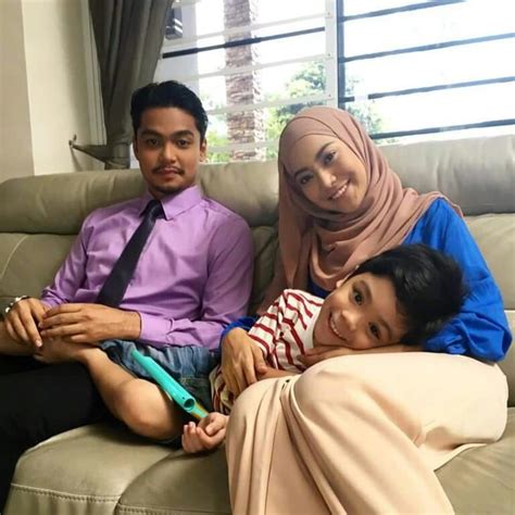 Qisya diminta menjadi pengasuh sementara kepada cucu puan fatma, hafiey. Drama Suamiku Paling Sweet Slot Akasia TV3