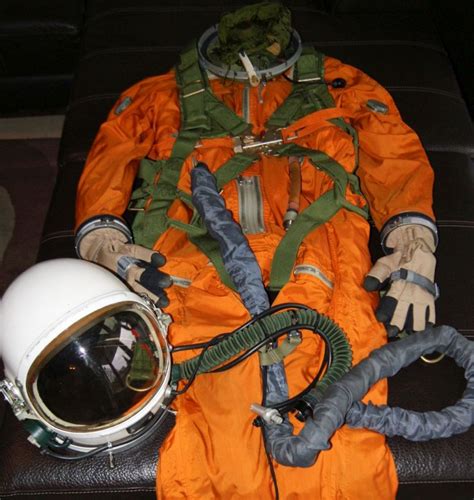 Der raumanzug ist ein gasdichter schutzanzug für raumfahrer, der im vakuum des weltraums die vitalfunktionen (insbesondere die atmung) seines trägers sichert, indem er sich unter überdruck setzt. Spacesuit for rent - Raumanzug Info - Astronatenanzug mieten