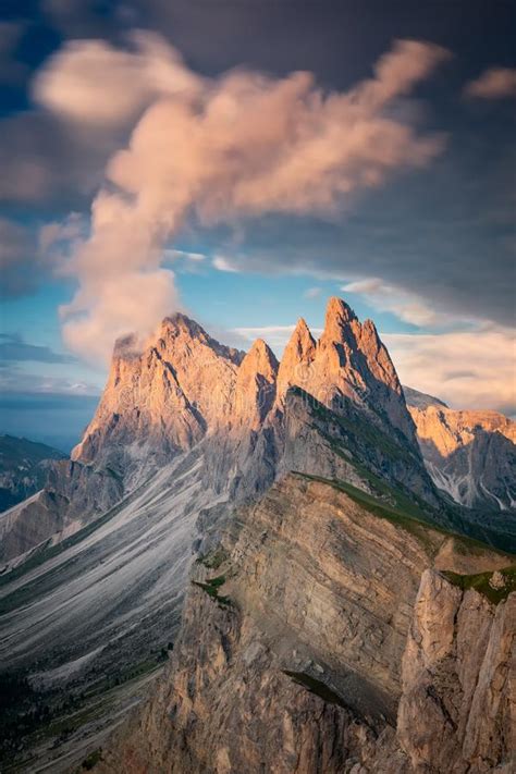 Mit 18 panoramazimmern, der einzigartigen lage unseres hotels mit blick auf das dolomiten unesco welterbe und der herzlichen gastfreundschaft machen wir ihren aufenthalt in unserem hotel erholsam und. Seceda Dolomites Italien arkivfoto. Bild av exponering ...