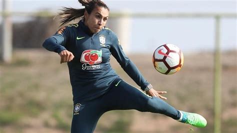 Após a fala de bolsonaro, marta cutucou o presidente em postagem no instagram. 13 fatos sobre Marta Silva, a maior jogadora de futebol do ...