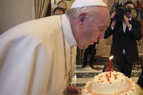 E' una strana festa dei lavoratori quella che si celebra in vaticano oggi. Auguri a Papa Francesco. Oggi è il suo compleanno!