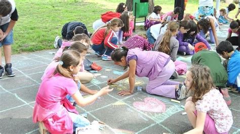 Expozitii de jucarii, concursuri, baloane, clovni, mascote, dans, muzica si teatru sunt menite miercuri, de ziua internationala a copilului, sa aduca. Ziua Copilului. Află istoricul și când a fost sărbătorită ...