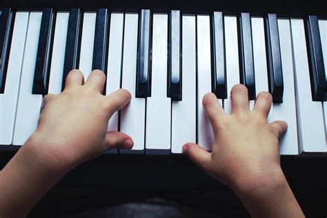 Viel spaß mit einem buch in der hand. Die wichtigsten Klavier Akkorde Lernen | Superprof