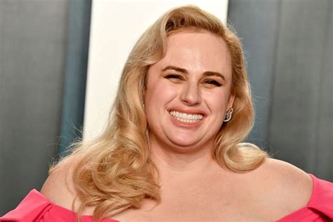 Rebel wilson to host u.s. Rebel Wilson stuns in pink gown after 60-pound weight loss