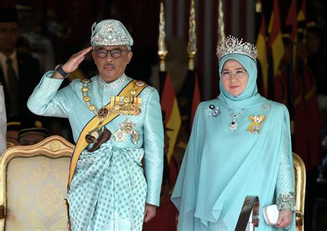 Video lukisan potret agong ke parlimen. Sultan Abdullah lafaz sumpah jawatan Yang di-Pertuan Agong ...
