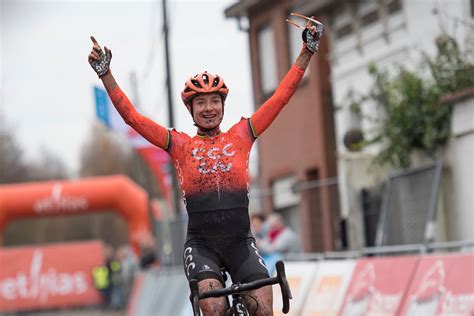 In koksijde finishte de nederlandse met ruime voorsprong op haar concurrentes. Veldritkrant.be | Nieuws | Marianne Vos start in CX Essen 2020