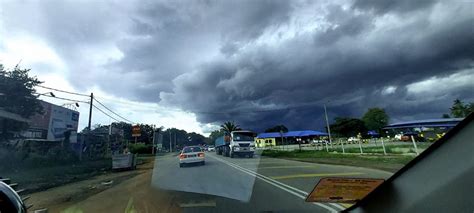 Waktu adzan maghrib memang waktu yang meyeramkan. Fenomena Langit Gelap Selubungi Waktu Siang Sungai Petani