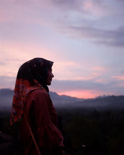 Pre wedding photo shoot, sunset background. Foto Gaya Di Senja - gaya foto