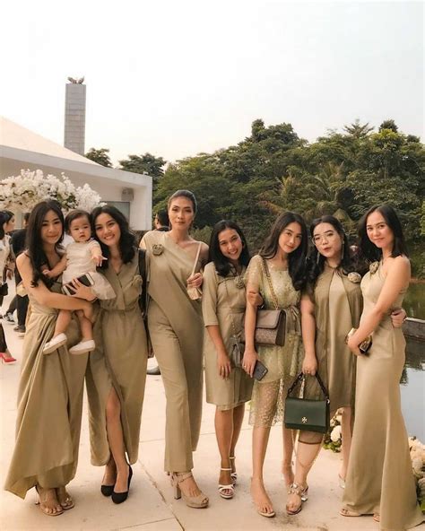 Oleh karena itu, artikel kali ini membahas tentang beberapa inspirasi bahan baju bridesmaid yang bisa kamu pilih saat melangsungkan acara pernikahan. Model Baju Pesta Non Muslim 2020 - 10 Model Gaun Pesta ...