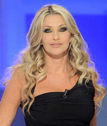 She has been active on rai since the 1990s, hosting its main sports programs such as la domenica sportiva  and 90º minuto Paola Ferrari a Radio Goal: "Il girone di ritorno è in ...