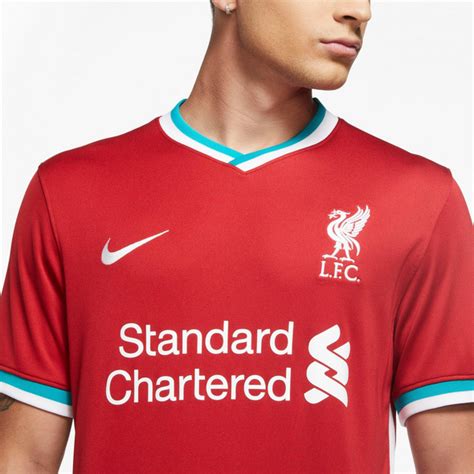 Das trikot des fc liverpool ist in drei versionen zu bestellen, nämlich in form der bekannten heimtrikots, aber. Nike FC Liverpool 20-21 Heim Trikot Herren | Allee-Center ...