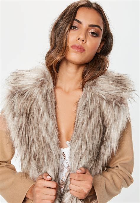 The coat has two front pockets and a pink sweater lining, as well as a hood for those rainy days. Camel Faux Fur Collar Short Formal Coat | Missguided Ireland