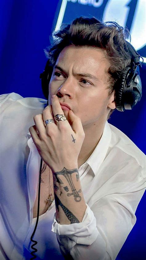 Pin by Christy Varghese on Harry Styles | Harry styles hands, Harry styles photos, Harry styles ...