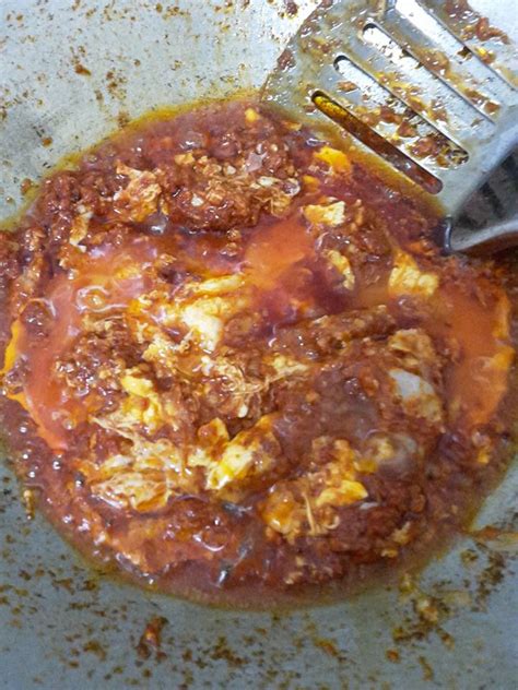 Minyak goreng udang tu jangan dibuang boleh pakai balik untuk goreng bawang dengan cili kisar. Cara untuk membuat sambal telur hancur yang sangat sedap ...