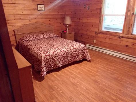 Beautiful air conditioned log cabins, sleep 6, completely furnished. Chestnut Grove Cabins - Morning Light