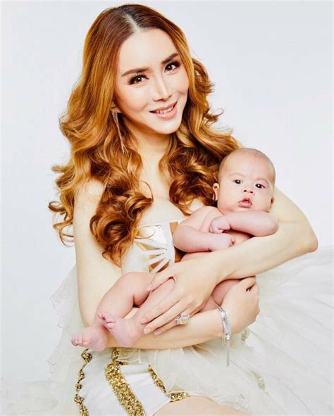 แอน จักรพงษ์ เผยความลับ เก็บความบริสุทธิ์มา 40 ปี ไม่ยอมให้ใคร. ไฮโซสาวข้ามเพศ แอน จักรพงษ์ เปิดตัวลูกชาย สู้สุดใจเพื่อลูก!