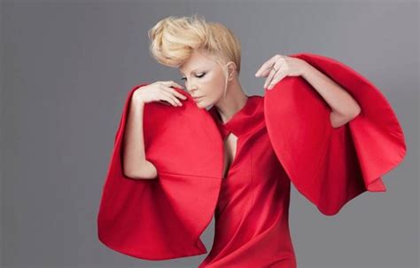 Having suffered a decline in popularity in the following decade, she experienced a career revival in the late 1990s and reinstated her position on italian music charts. Patty Pravo: Tu mi fai girar tu mi fai girar - Pensiamoci
